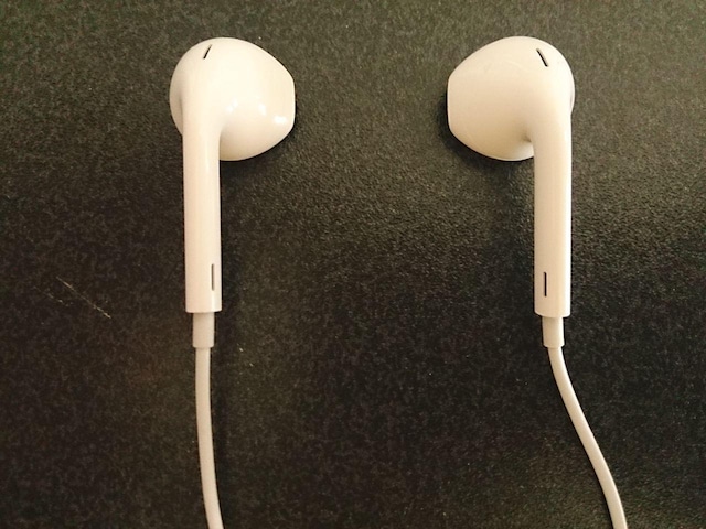 yiEzApple Ear Pods with Lightning Connector  Ɠd/AV 