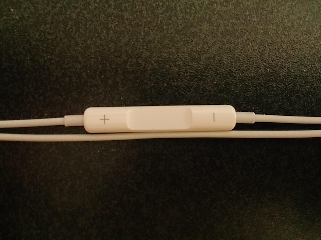 yiEzApple Ear Pods with Lightning Connector  Ɠd/AV 