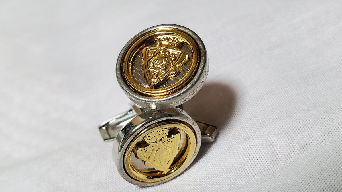 グッチ GUCCI ロゴ入り クレスト 紋章 エンブレム絵柄 カフスボタン 正規レア グッチ 騎士 クレストカフス エンブレムロゴボタン