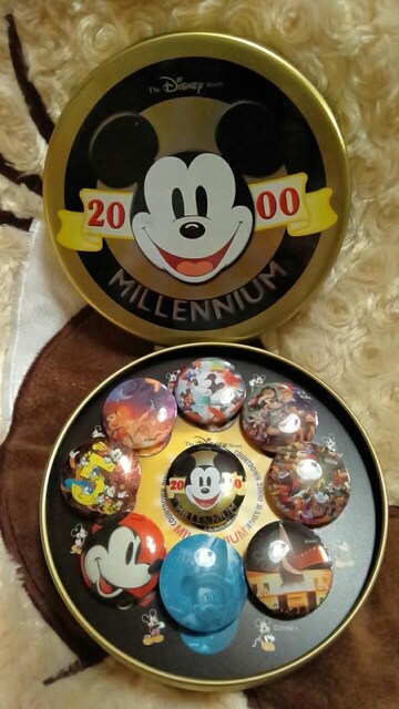 fBYj[XgA MILENNIUM COUNTDOWN 2000 BADGE 