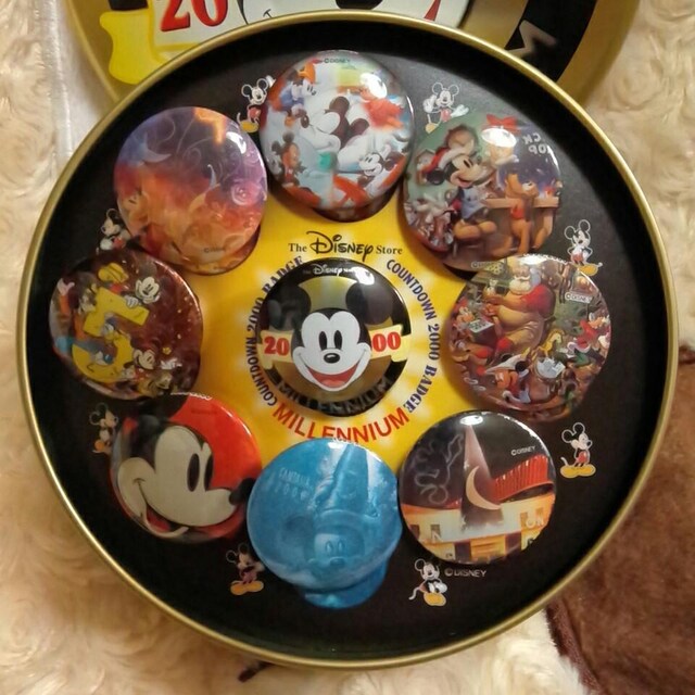 fBYj[XgA MILENNIUM COUNTDOWN 2000 BADGE