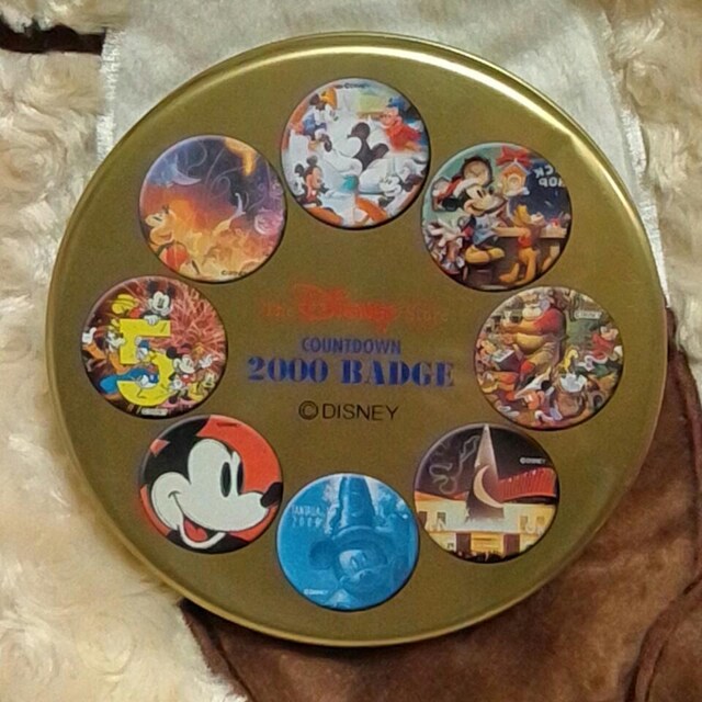 fBYj[XgA MILENNIUM COUNTDOWN 2000 BADGE