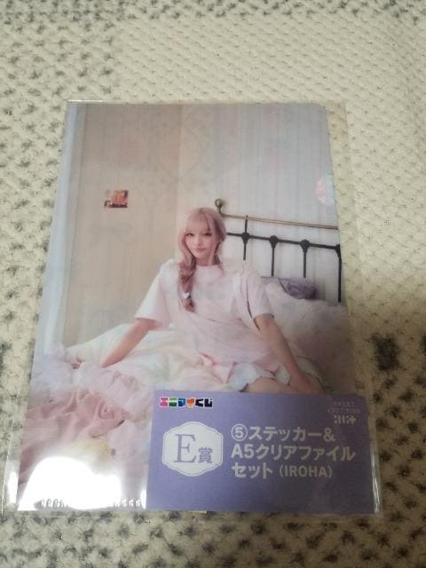 ILLIT  IROHA  Zbg  ^gObY 