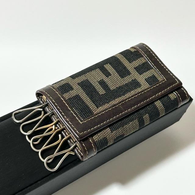 FENDI tFfB YbJ LoX U[ 6AL[P[X uE  uh 