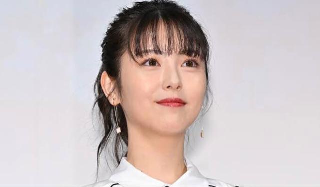 浜辺美波イベント限定特典非売品当選品生写真【2枚セット【匿名配送】送料出品者負担 特典フル 直筆サイン入り 浜辺美波 20 写真集 特典生写真 ポスト