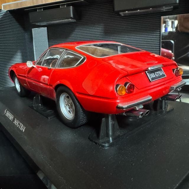 ŖWi  1/18 tF[ 365GTB/4 fCgi f69  zr[ 