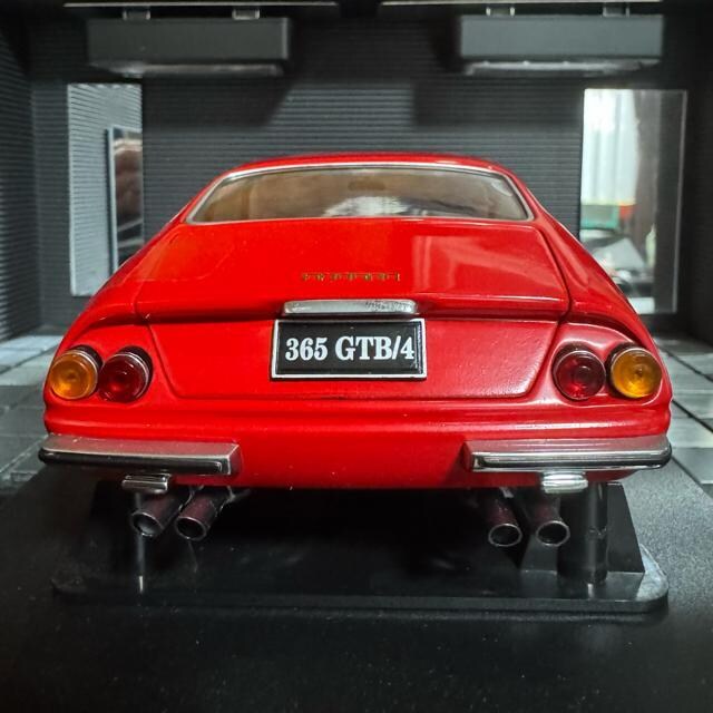 ŖWi  1/18 tF[ 365GTB/4 fCgi f69  zr[ 