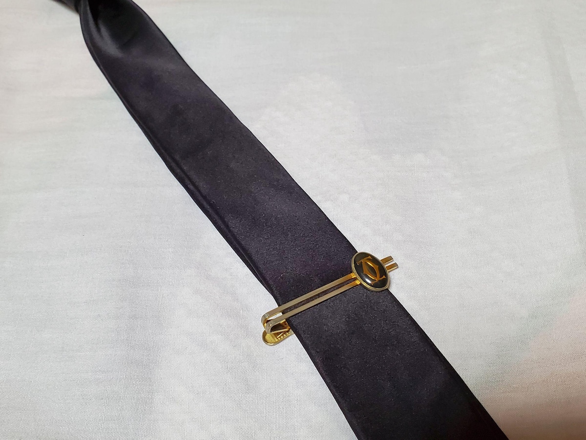 Cartier カルティエ　ネクタイピン　ネームロゴ　ダブルCロゴ 正規 カルティエ クラシック 2Cロゴネクタイピン 金×黒 ダブルC
