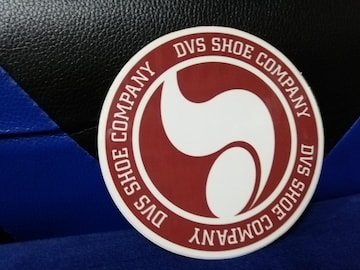 yV[zDVS SHOE COMPANY