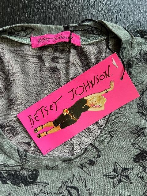 yBETSEY JOHNSON z^gD[TVc  uh 