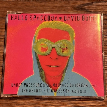 yDavid BowiezHallo Spaceboy