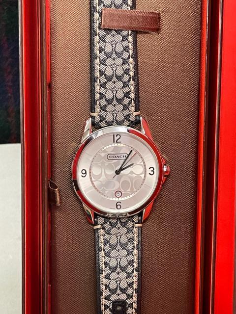 稼働 COACH 腕時計 シグネチャー柄 シルバー ラウンド デイト 1877 稼働 COACH 腕時計 シグネチャー柄 シルバー ラウンド デイト 1877