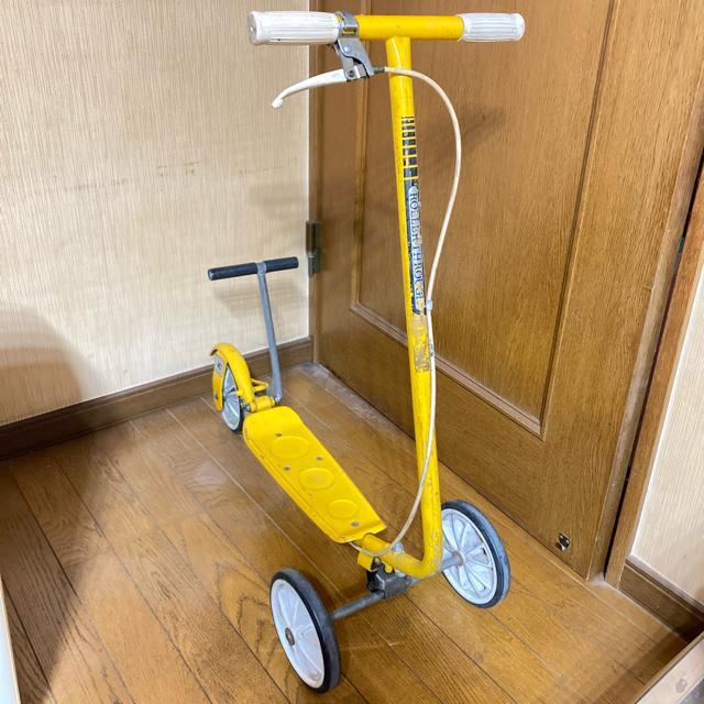 古いペンキ塗りの鉄製手押し三輪車 / 昭和時代 古いペンキ塗りの鉄製手押し三輪車 / 昭和時代