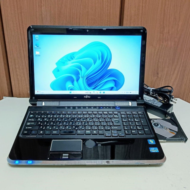 FUJITSU LIFEBOOK Corei7 16GB SSD512GB WebJ Blu-ray Windows11  PC{/Ӌ@ 