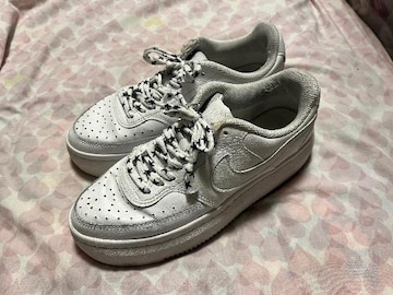NIKEXj[J[