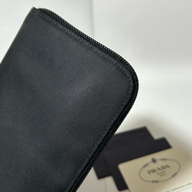 PRADA v_ z eX[giC Eht@Xi[ ubN  uh 