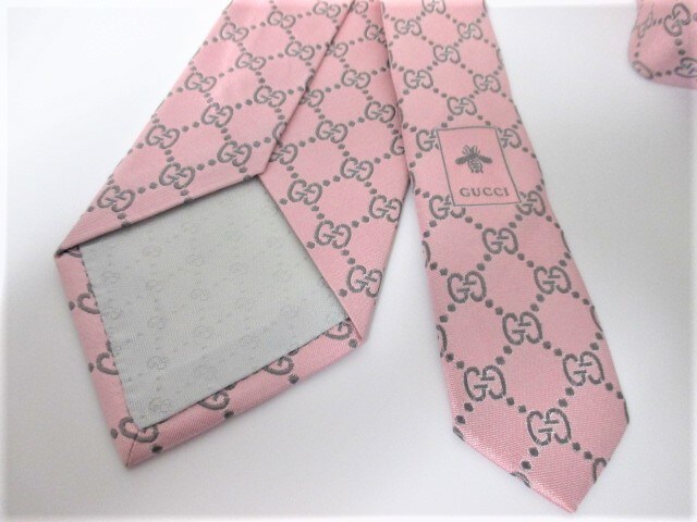 美品 GUCCI グッチ ネクタイ ピンク GG柄 光沢感 美品！GUCCI グッチ ネクタイ ピンク GGロゴ - メルカリ