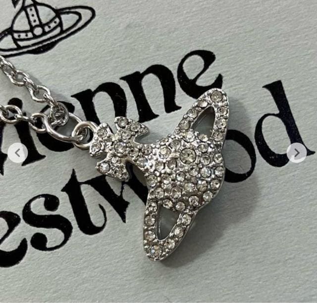 Vivienne Westwood O[X x[X[t lbNX  uh 