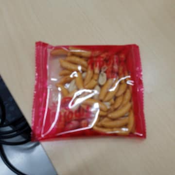 َq
