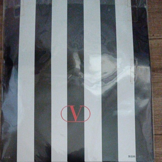 YVESANLAURENT.VALENTLNO.pXg  t@bV 
