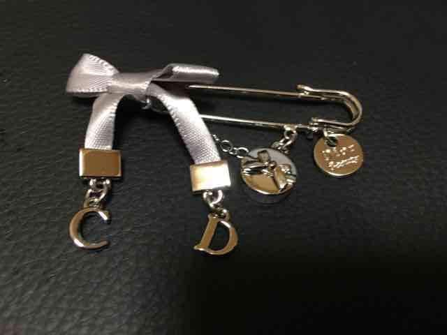 正規品*Diorディオール*リボンブローチ*チャーム*ロゴ*箱付*新品
